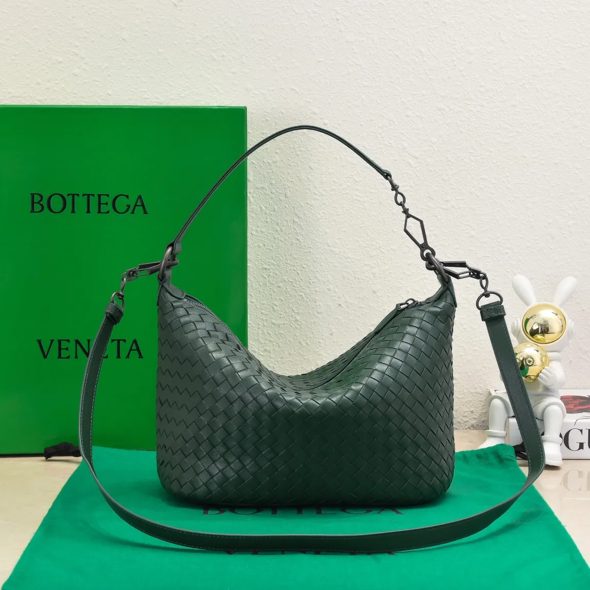 Batch 1260 BV classic women's hand-held shoulder crossbody bag, made of imported sheepskin purely hand-woven, lined with pigskin, equipped with original matte hardware, with long shoulder straps that can be adjusted in length, impeccable workmanship, top-notch craftsmanship, focusing on high-end quality, the first choice for product identification, real-life pictures 👉🏻The color is great👍 Size: 28*18*14 Model: 9843